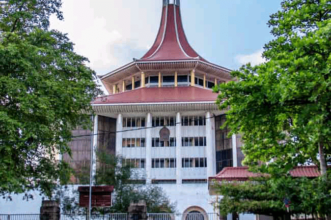 මූලික අයිතිවාසිකම් පෙත්සම් තුනක් නිෂ්ප්‍රභ වේ.