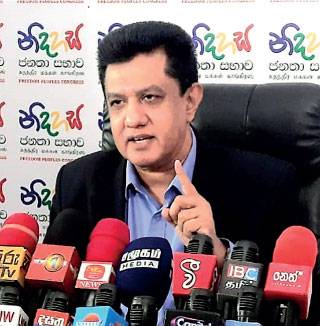 හිටපු ජනාධිපති මෛත්‍රීපාල කට උත්තර දෙන්නෙ හීනෙන් නැගිටලා ආවා වගේ- චරිත (VIDEO)