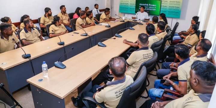 විපක්ෂ නායක සජිත් ප්‍රේමදාස මහතා සහ ඩෙංගු මර්ධන නිලධාරීන් අතර හමුවක්
