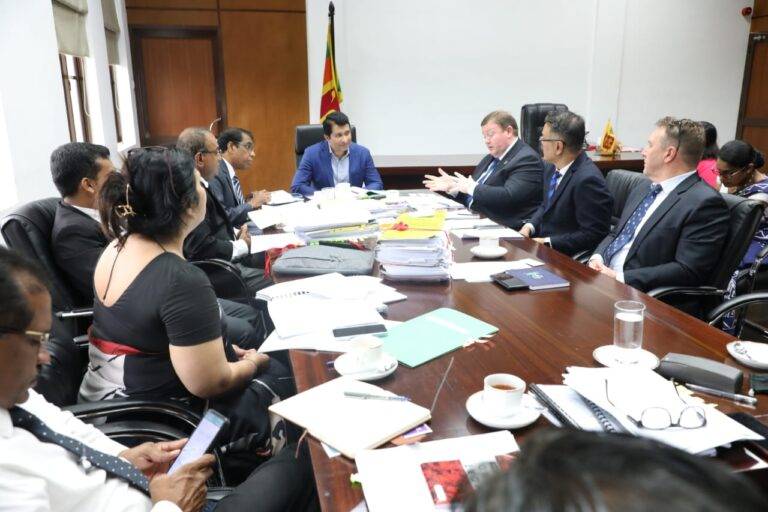 රගර් තහනම් කරන්නට හේතු වූ ඇමතිගේ ස්ථාවරකරණ කමිටුව ජාත්‍යන්තරය ඉස්සරහා වෙනස් රංගනයක
