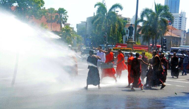අන්තර් විශ්ව විද්‍යාල භික්ෂු බල මණ්ඩල විරෝධයට ජල ප්‍රහාර