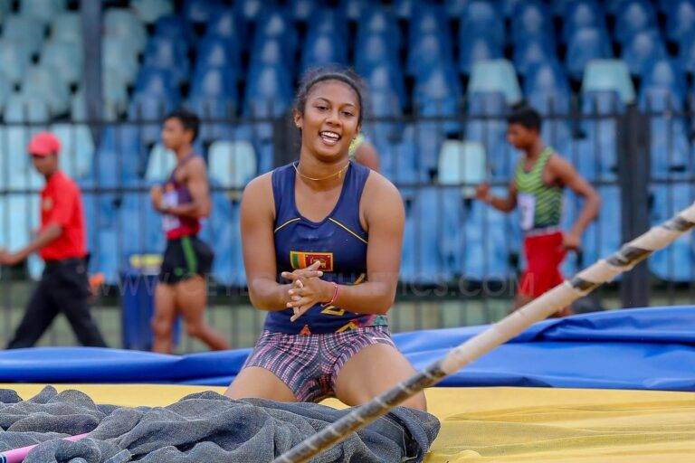 සචිනි වැඩට බසී?