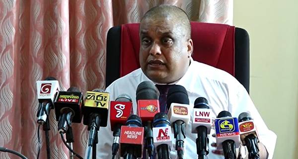 සෞඛ්‍ය ඇමති කෙහෙළියගේ පැටිකිරිය එළියට!වෛද්‍ය බෙල්ලන ඇමතිගේ රෙදි ගලවයි!(VIDEO)