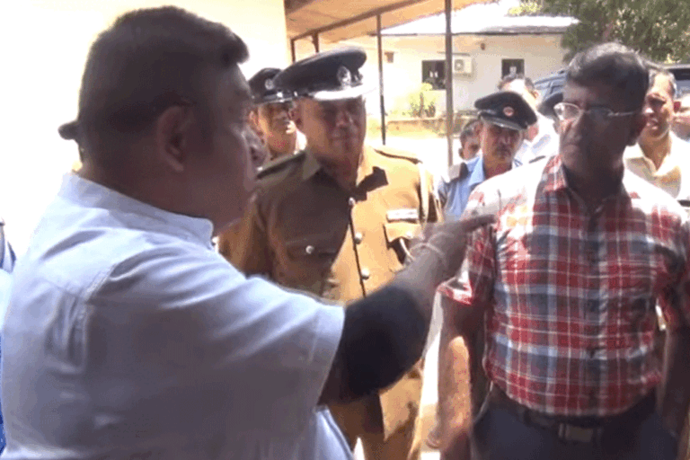 ටෝක් දාන්න ආවොත් කන පැලෙන්න ගහනවා – පොස්පේට් සමාගමට ගිය ඇමති චාමරට මළ පනී ! (VIDEO)