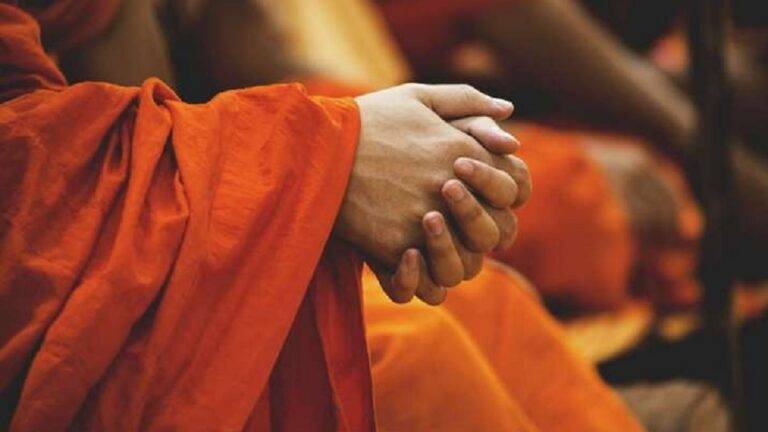 ළමා අපයෝජකයකු ලෙස වරදකරු වූ හිමිනමක් දිගටම දරුවන් සමඟ කටයුතු කිරීම ගැන ජනපතිට පැමිණිල්ලක්