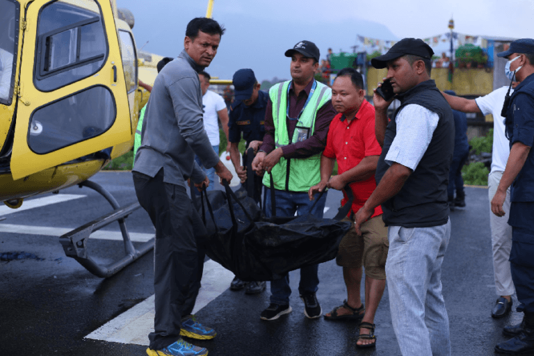 එවරස්ට් කන්ද අසල හෙලිකොප්ටරයක් කඩා වැටීමෙන් හය දෙනෙකු මරුට