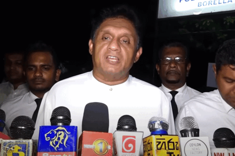 මාධ්‍යවේදී තරිඳු අත්අඩංගුවට ගැනීම විපක්ෂ නායක සජිත් තරයේ හෙළාදකී. රාත්‍රියේම පොලිසියට ගොස් සොයාබලයි (VIDEO)