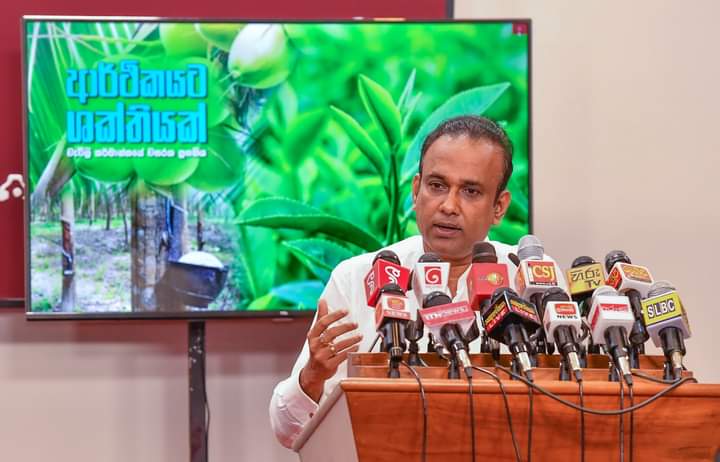 අලුත් පොල් ත්‍රිකෝණයක්