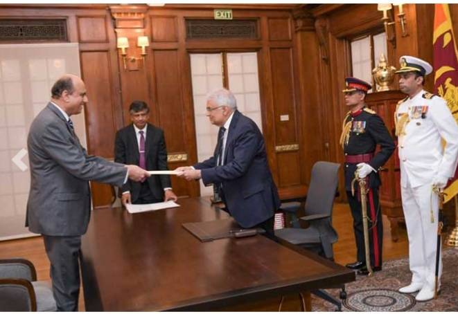 තනතුරු දෙකක දිවුරුම් දීම් අද