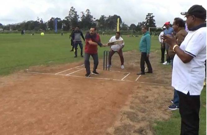ක්‍රිකට් ගහන මහින්ද