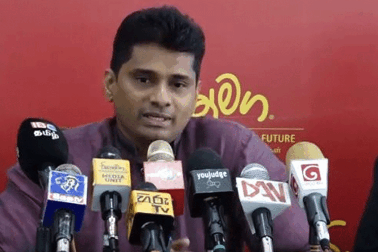 චන්න ජයසුමන නිල නිවසේ හිටියේ බලෙන් නෙවෙයි – මාධ්‍ය ලේකම් කරුණු කියයි