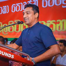 රාජපක්ෂලා ගැන කතා කරද්දී ඇගේ මයිල් කෙළින් වෙනවා – තිස්ස කුට්ටිආරච්චි