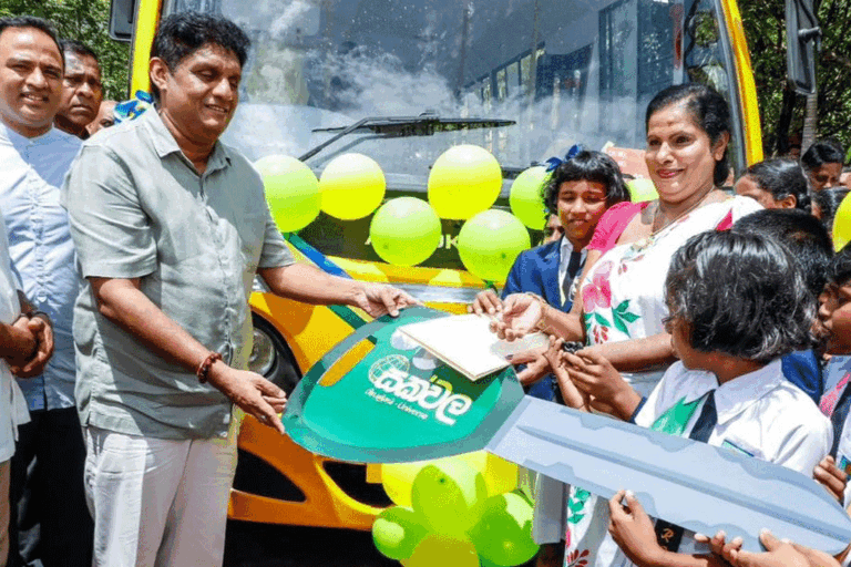 සජිත්ගේ “සක්වල” වැඩසටහනින් 76 වැනි බස් රථය රෙජී රණතුංග විද්‍යාලයට (Photos)