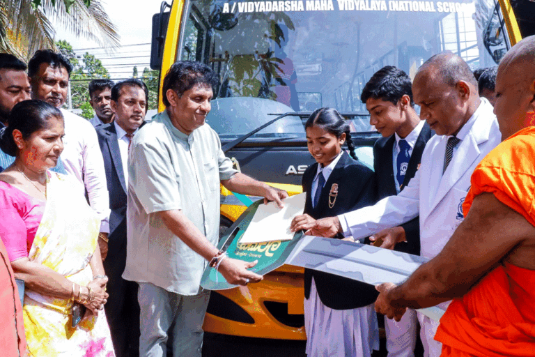 සජිත්ගේ “සක්වල” වැඩසටහනේ 74 වැනි බස් රථය නොච්චියාගම විද්‍යා ආදර්ශ මහා විද්‍යාලයට