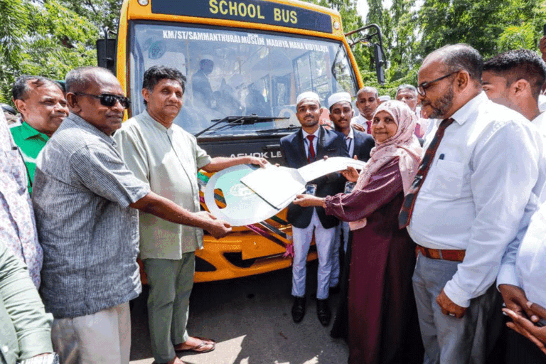 සජිත්ගේ “සක්වල” වැඩසටහනින් 75 වැනි බස් රථය සමන්තුරේ මුස්ලිම් මහා විද්‍යාලයට (VIDEO)