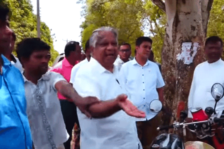 විවෘත කිරීමකට ආ රාජ්‍ය ඇමතිට හා පොහොට්ටු මන්ත්‍රීට ජනතාව බැනලා එළවා ගනී ! (VIDEO)