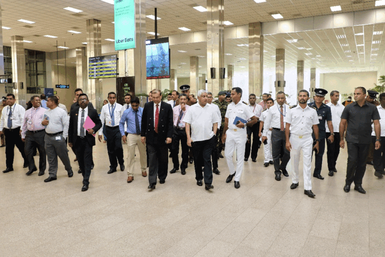 ඇමති ටිරාන් අලස් කටුනායක ජාත්‍යන්තර ගුවන් තොටුපලේ නිරීක්ෂණ චාරිකාවක