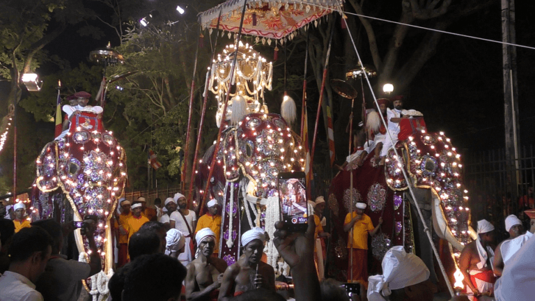 ඇසළ පෙරහැර මංගල්‍යයේ අවසන් රන්දෝලි පෙරහැර වීදි සංචාරයට එක්වේ.