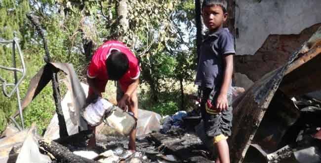 හිතේ ගිනි ඇවිලෙතේ…