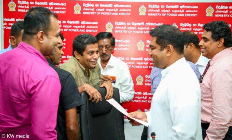 ප්‍රතිව්‍යුහගතකරණය ගැන කියන්න ඇමති වෘත්තීය සමිති 35ක් කැඳවයි!