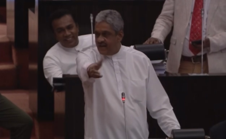 ”ඔය ඉන්නේ මහ මොළකාරයා” – සරත් ෆොන්සේකා සහ හිටපු ජනාධිපති අතර උණුසුම් තත්ත්වයක්!