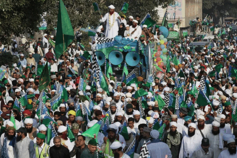 පකිස්ථානයේ මුහම්මද් නබිතුමාගේ උපන්දිනය සැමරීමේ උත්සවයකදී බෝම්බයක් පුපුරා යාමෙන් 6 දෙනෙකු මරුට