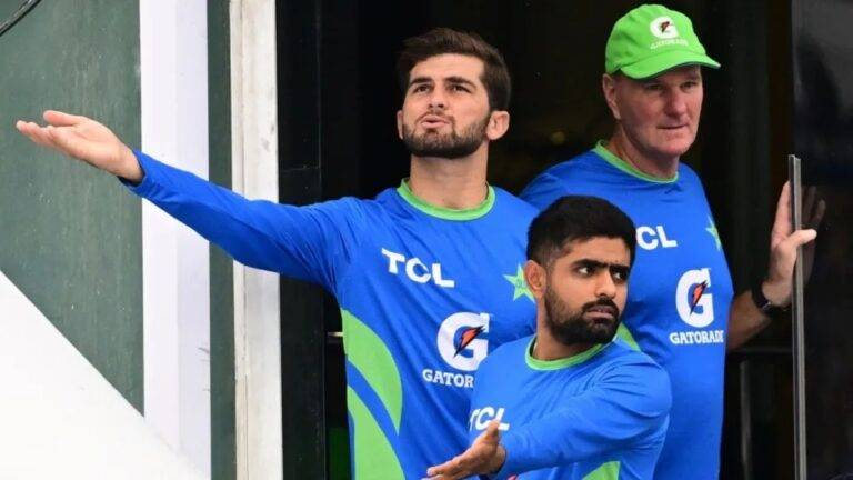 වැටෙන වැස්ස ගැන නොව, වැස්සෙන් තරග රකින ක්‍රීඩාංගණ සේවකයින් ගැන ජාත්‍යන්තරය කතා කරයි
