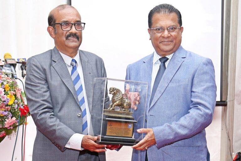 සල්ලිවලින් උපයන්න බැරි ක්‍රිකට් හැකියාවන්ට පාර කියන වෙළද දේවා ක්‍රිකට් වෙතින් ගෘහස්ථ පුහුණුවට පිවිසේ