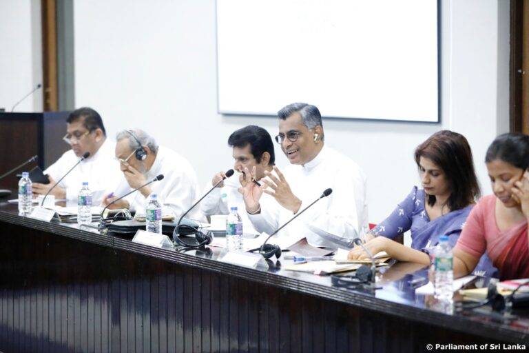 සමාගම් දෙකක් සුරා බද්දට බිලියන ගණනින් පොලු තියලා!