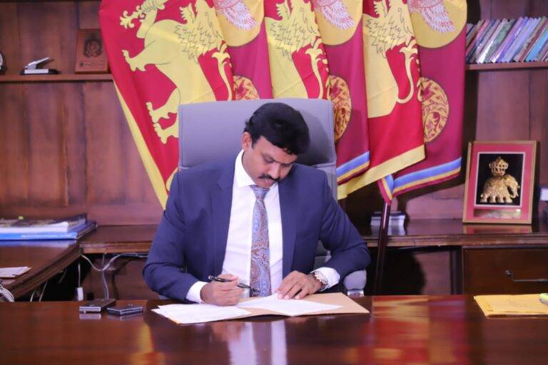 තවත් උපාධිධාරී ගුරුවරුන් 700ක් පත් කිරීමට නැගෙනහිර පළාත් ආණ්ඩුකාර සෙන්තිල් තොණ්ඩමාන් ගේ අවසරය!