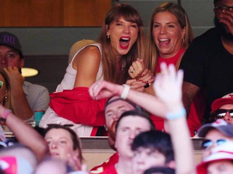 Travis Kelce ගේ මව අසලින් වාඩි වී Taylor Swift බැලීමට ගිය තරඟය!