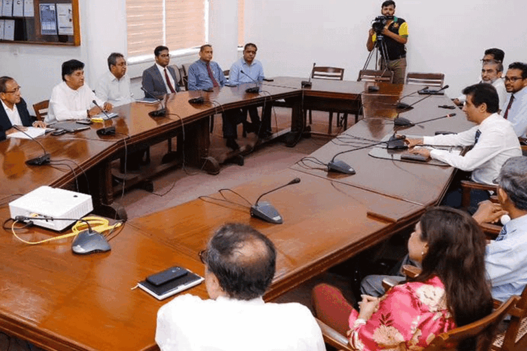 විපක්ෂ නායක සජිත් ලංකා වාණිජ මණ්ඩලය හමුවී සාකච්ඡා කරයි (VIDEO)