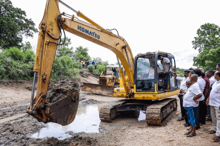 ආණ්ඩුව කළ යුතු දේ අද විපක්ෂයට කරන්න වෙලා – කිරිඳිඔය දකුණු ඇළ පිළිසකර කිරීමට එක්වෙමින් සජිත් කියයි (VIDEO)