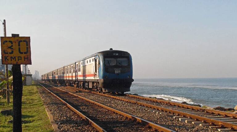 මුහුදුබඩ දුම්රිය මාර්ගයේ දුම්රිය ප්‍රමාදයක්!