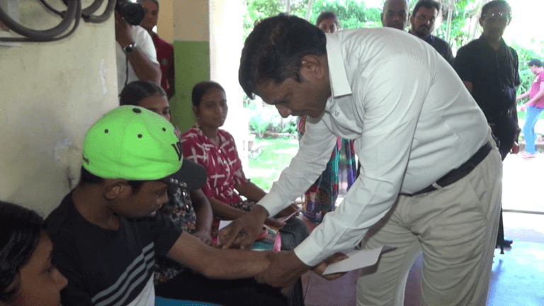 වියළි කලාපයේ බහුල වැලි මැක්කා මහනුවර දිස්ත්‍රික්කයට බලපෑම් කරයි.