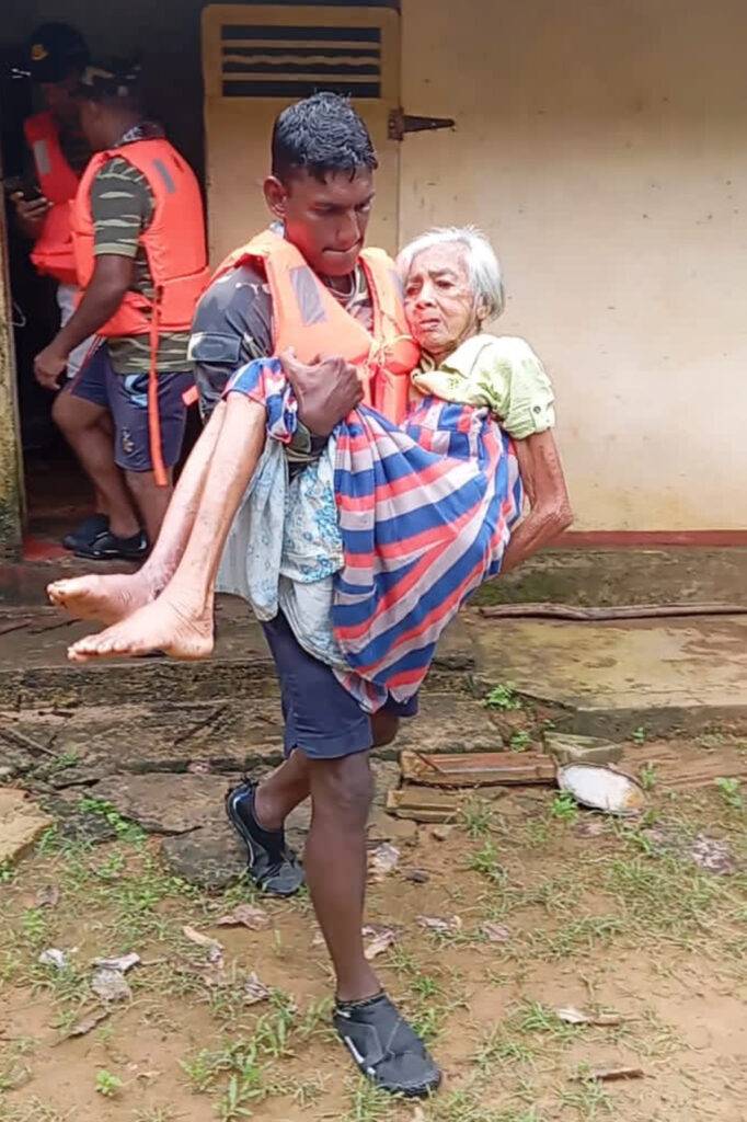 ත්‍රිවිධ හමුදාව ගංවතුර වැළැක්වීමේ යුද්ධයක !