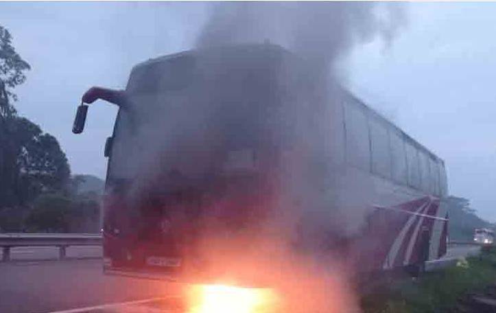 දක්ෂිණ අධිවේගී මාර්ගයේ බස් රථයක ගීන්නක්!