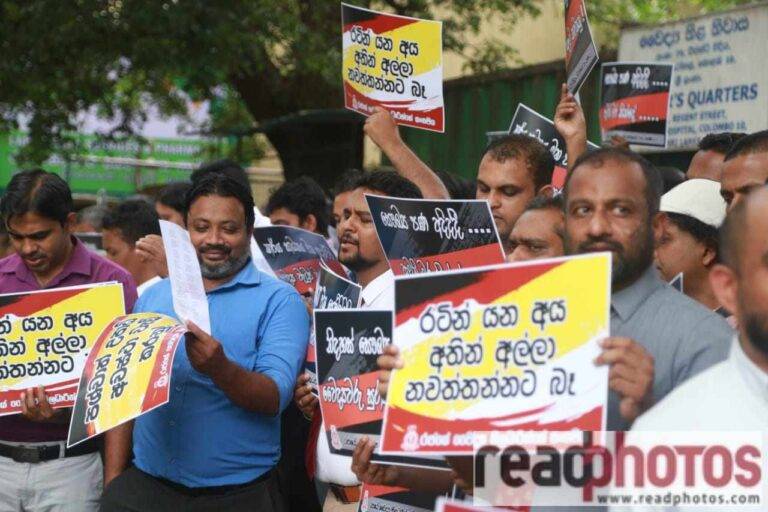 සාධාරණය ඉල්ලා මහමඟට බැස්ස වෛද්‍යවරුන්ට පොලීසියෙන් දැඩි බාධා – පහර දීමකුත් සිදුවෙයි