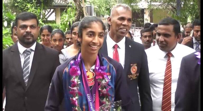 මළල ක්‍රීඩා රන් පදක්කම්ලාභි තරුෂි කරුණාරත්න පිළිගැනීම අද වළල ඒ රත්නායක මධ්‍ය මහ විදුහලේදී