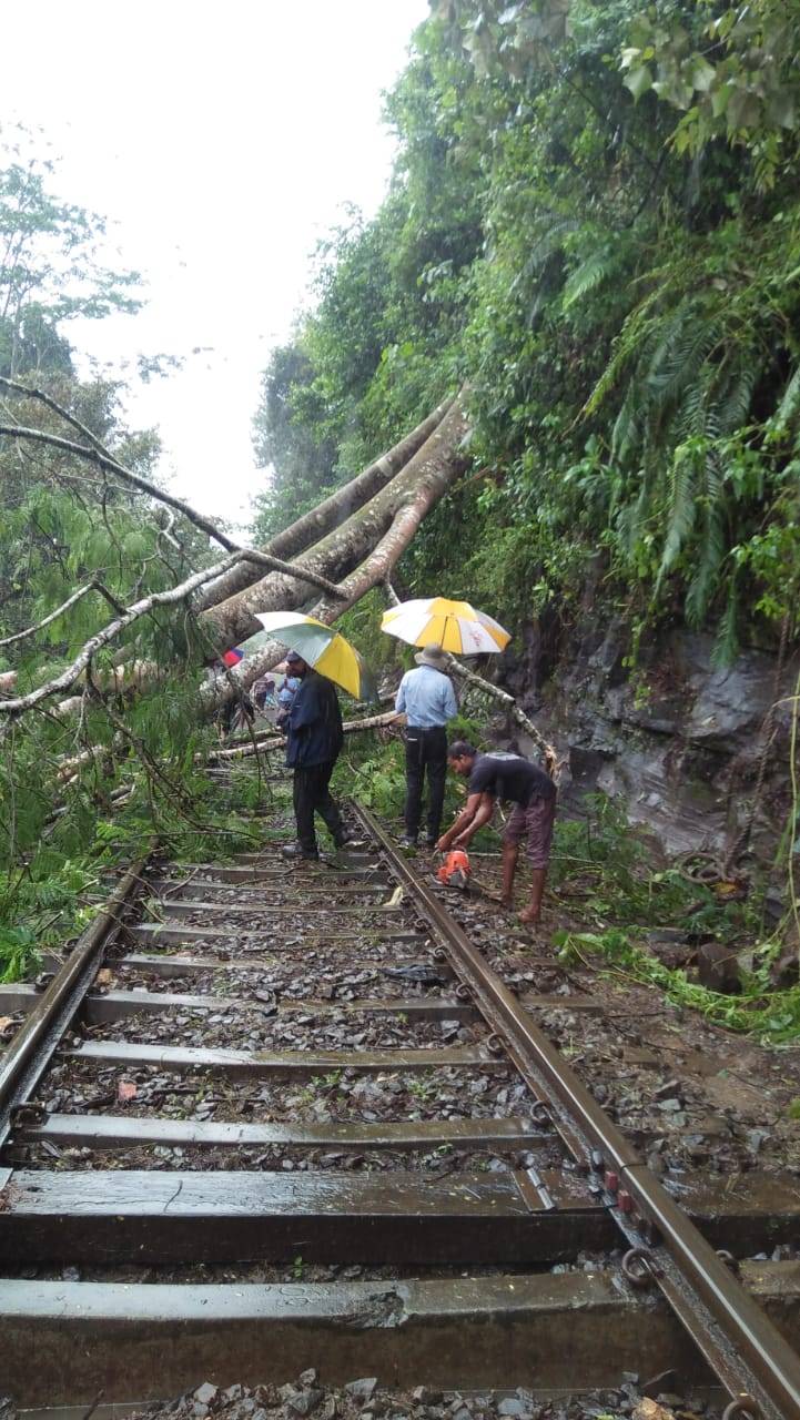 උඩරට දුම්රිය මාර්ගයේ ගමනාගමනයට බාධා – බණ්ඩාරවෙල දුම්රිය ස්ථානයත් ජලයෙන් යටවෙයි.