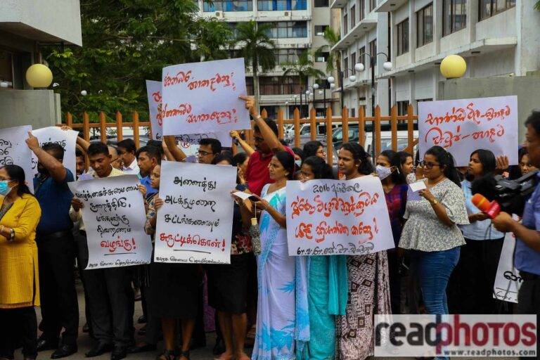අයවැයෙන් සහන ඉල්ලා රාජ්‍ය සේවකයින්ගේ කෑම පැයේ විරෝධය!