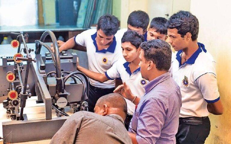 පාසල් අධ්‍යාපනය නිම කළ මහනුවර දිස්ත්‍රික්කයේ තරුණ තරුණියන් දසදහසකට වෘත්තීය පුහුණුව