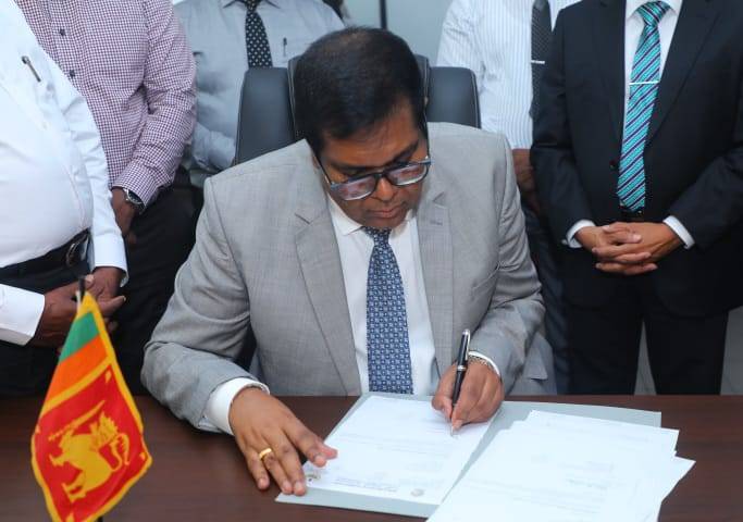 ඉඩම් ලියාපදිංචි කිරීමේ කොමිෂන් සභාවේ නව සභාපතිවරයා වැඩ භාර ගනී!