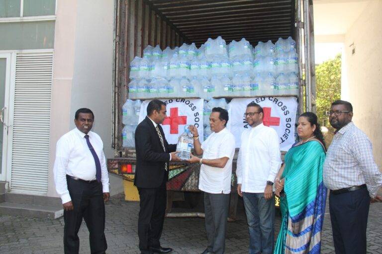 ශ්‍රී ලංකා රතු කුරුස සමාජය විසින් ජල පරිත්‍යාගයක් !