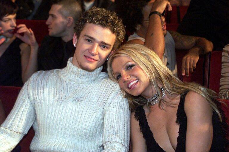 ගීතයක් අතර සැඟව ගොස් තිබූ Britney ගේ දුක් අඳෝනාව!