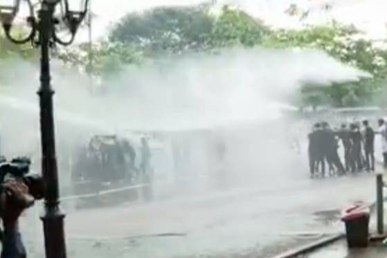 විරෝධතාවකට ජල හා කඳුළු ගෑස් ප්‍රහාරයක්!