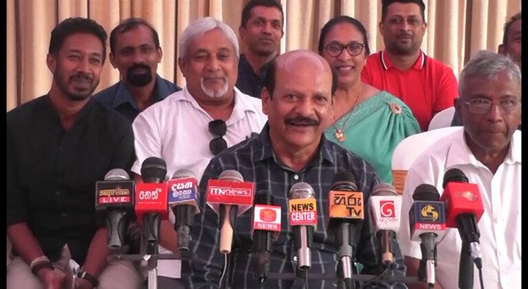 තනතුරු තිබුණත් නැතත් ශ්‍රී ලංකා නිදහස් පක්ෂය වෙනුවෙන් පෙනී සිටින බව සරත් ඒකනායක මහනුවර දී කියයි.