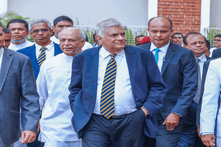 දේශපාලන වෙනස්කම් එලෙසින්ම තබා ගනිමින් රට ගොඩනැඟීමට සියලුදෙනා එක්වෙමු – රනිල්