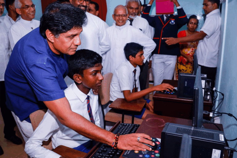 1 වසරේ සිටම අධ්‍යාපනයට IT එක්කළ යුතුයි. ඒ සඳහා ඉංග්‍රීසි භාෂාවත් උපයෝගී කරගත යුතුයි – සජිත් (VIDEO)