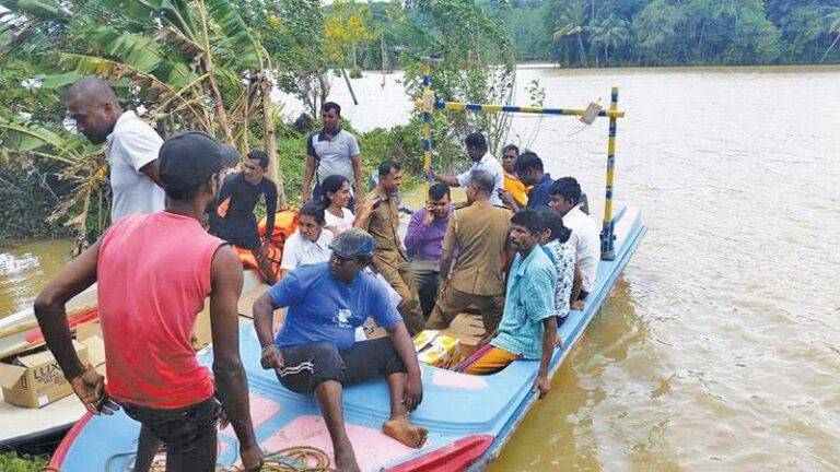 මාතර ගං වතුරින් අවතැන් වූවන් ආරක්ෂිත ස්ථාන කරා ගෙන යයි!